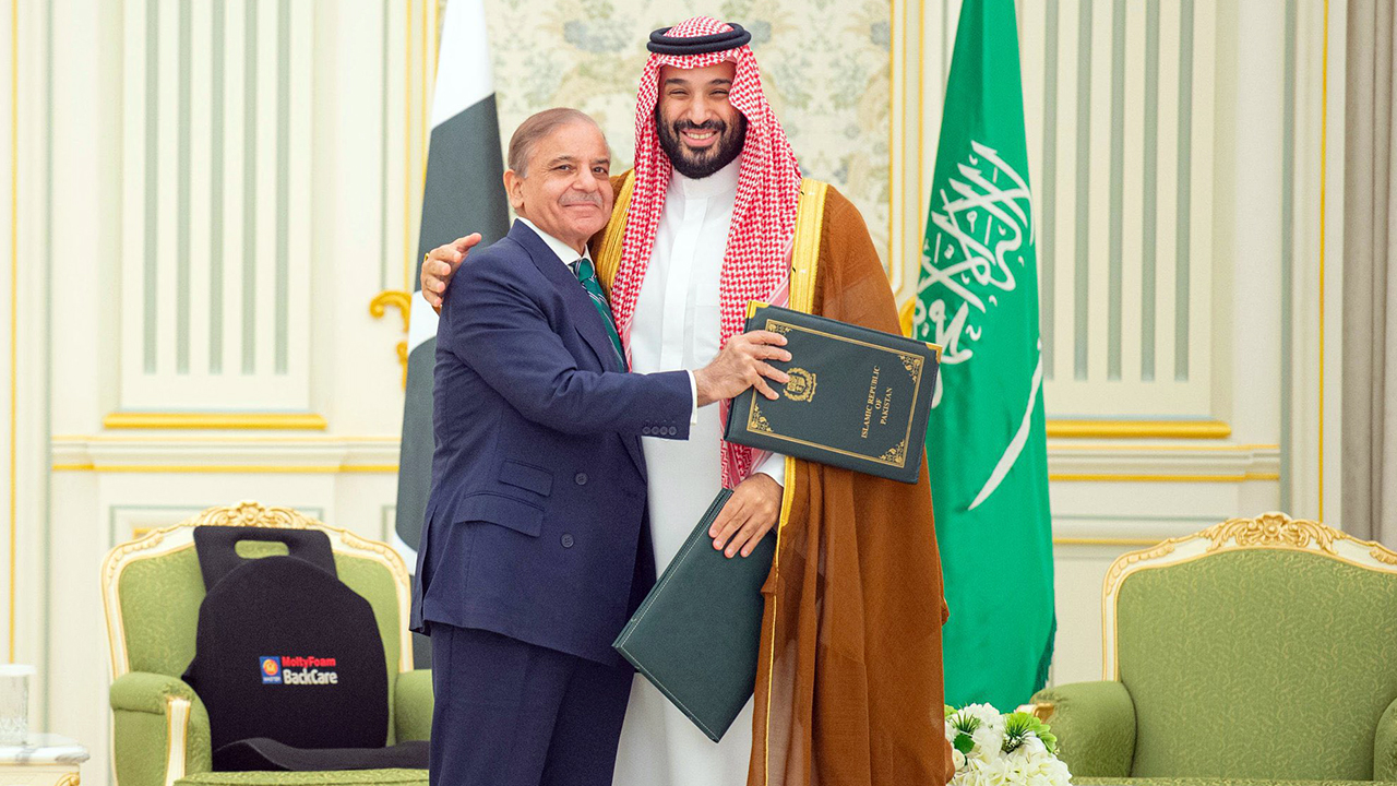 সৌদি-পাকিস্তানের প্রতিরক্ষা চুক্তি স্বাক্ষর